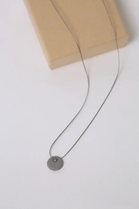 the-ripple-circle-necklace-grey-clay-with-a-platinum-circle