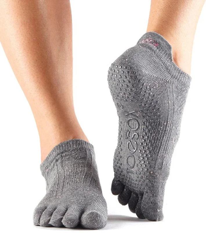 Toesox Low Rise Full-Toe Yoga Grip Socks Pepper