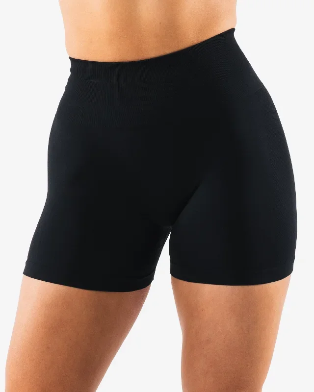 womens-amplify-gravity-short-4-5-black