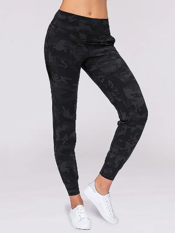 The Zoom Pant in Camo